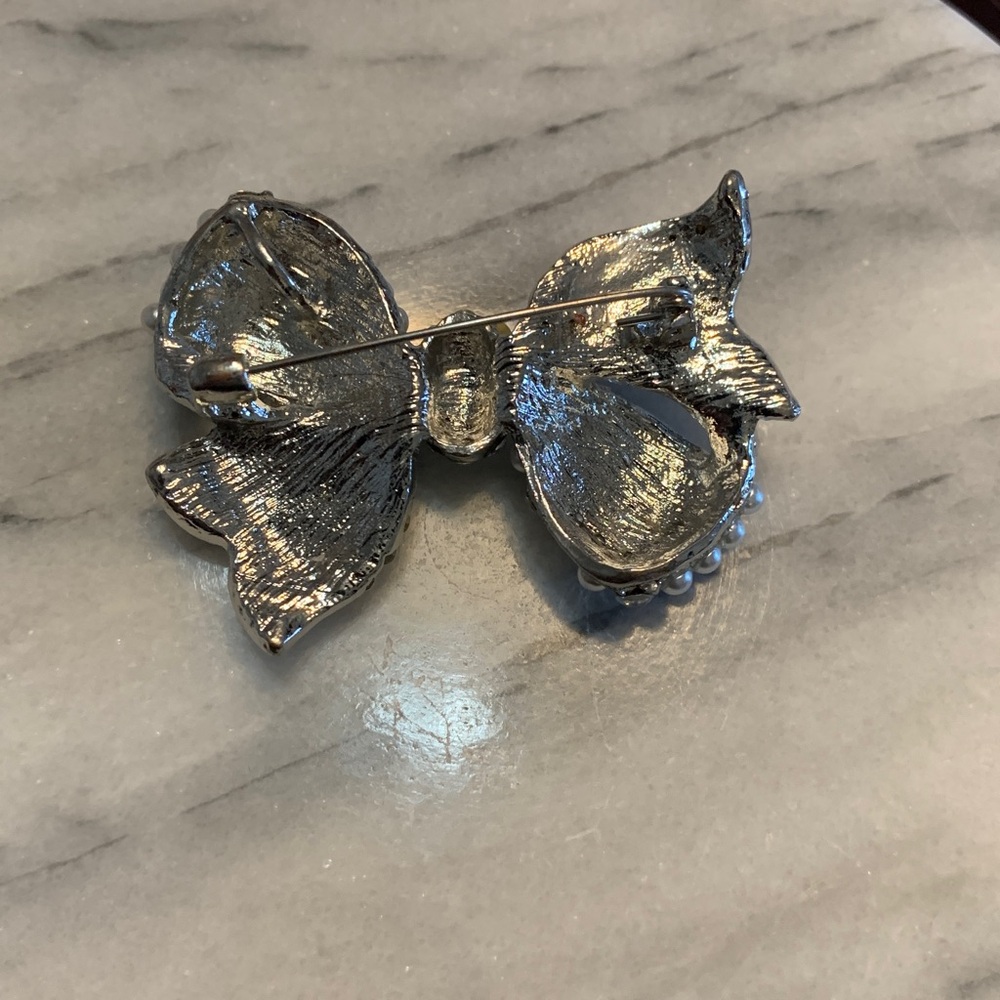 Pearl and Rhinestone Bow Brooch - Picture 3 of 3